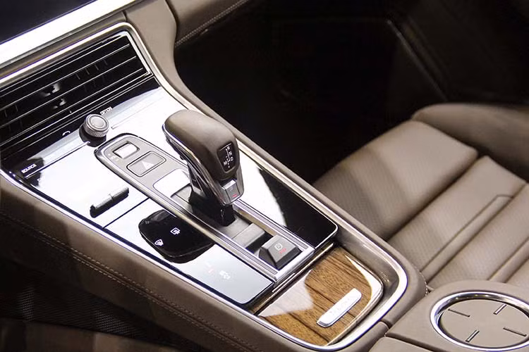 Phiên bản Porsche Panamera 4 Sport Turismo và 4S được trang bị khối động cơ V6 2.9L sản sinh công suất tối đa 330 và 440 mã lực, mô-men xoắn cực đại 450 và 550 Nm. Bản 4S có khả năng tăng tốc từ 0 - 100 km/h trong 4,4 giây (4,2 giây với Gói Sport Chrono), tốc độ tối đa 286 km/h. 