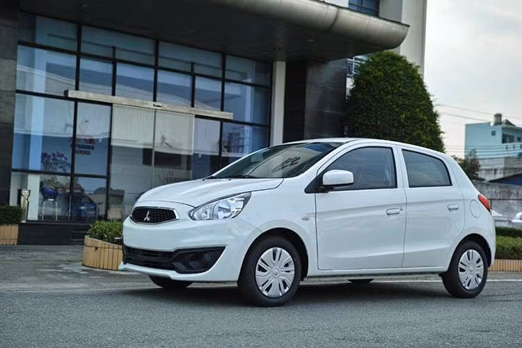 Mirage là mẫu xe tốt và luôn được đánh giá cao tại thị trường nước ngoài. Tuy nhiên, nó lại gặp nhiều bất lợi trước các đối thủ cùng phân khúc tại Việt Nam. Lý do có thể kể đến như; thiết kế của xe đơn giản, thô và già cỗi, không chịu làm mới. Chế độ chăm sóc sau bán hàng của Mitsubishi tại Việt Nam bị người dùng đánh giá thấp.