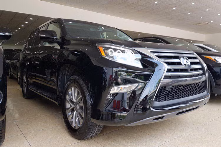 Lexus GX460 là mẫu xe kế thừa phong cách từ dòng xe huyền thoại LX450 ra mắt lần đầu tiên vào năm 1996. Phiên bản mới nhất của mẫu xe hạng sang này là Lexus GX460 2017 vừa được một nhà nhập khẩu ôtô tư nhân tại Hà Nội đưa về thị trường Việt Nam theo dạng không chính hãng.