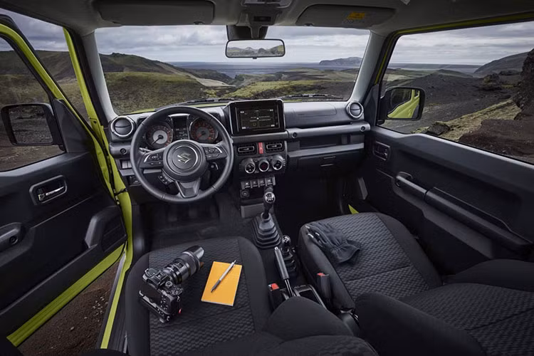 Mẫu Suzuki Jimny 2018 mới ngoài việc thu hút bằng lối thiết kế bên ngoài cứng cáp, góc cạnh, ở bên trong cũng nổi bật không kém khi được trang bị một màn hình cảm ứng AVN và điều khiển khí hậu vùng độc lập. Xe được trang bị động cơ 1.5L kết hợp hộp số sàn 5 cấp hoặc số tự động 4 cấp.