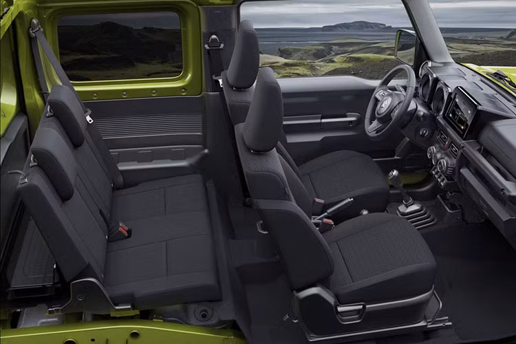 Hiện chưa có thông tin chính xác về việc phiên bản Suzuki Jimny mới được sản xuất tại Indonesia sẽ trang bị hệ dẫn động nào - 2 bánh hay 4 bánh? Được biết, công ty này đang muốn xe có giá bán cạnh tranh, trong khi sản xuất phiên bản dẫn động 4 bánh chắc chắn đắt hơn.