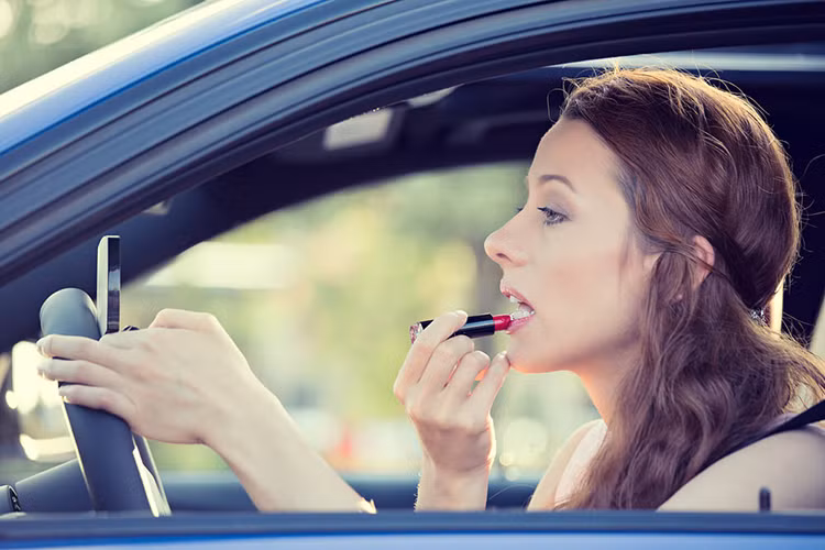 Phụ nữ thường phàn nàn về chiếc xe của họ “ngốn” quá nhiều xăng. 62 % số người được hỏi cho biết họ sẵn sàng đổi xe của họ để lấy một chiếc ôtô sử dụng động cơ lai. Tuy nhiên, khi mua xe họ thường không chọn xe “xanh” vì giá những chiếc xe này khá “chát”. Trong khi giá cả lại là yếu tố hàng đầu khiến phụ nữ băn khoăn.