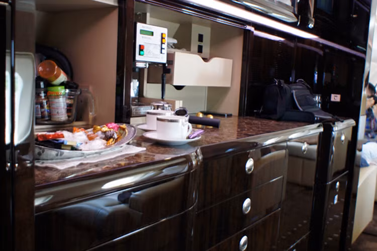 Theo tiêu chuẩn, trên cabin có 1 bếp, 1 khu vực 4 ghế ngồi đối diện, 1 phòng làm việc, 1 phòng nghỉ và 1 toilet thông với khoang hành lý 5,5 m3 đặt sau đuôi máy bay.