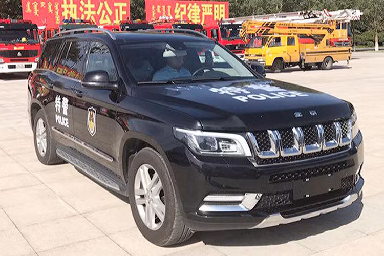 Hệ dẫn động của BJ90 cũng đều là của Mercedes nên người mua có hai lựa chọn động cơ gồm V6 tăng áp kép dung tích 3.0 lít với 333 mã lực hoặc V8 tăng áp kép dung tích 4.0 lít với 421 mã lực. Động cơ có thể ghép cặp với hộp số tự động 7 cấp và hệ thống 4Matic AWD đều của Mercedes. Thậm chí, nội thất của mẫu xe này cũng là từ Mercedes.