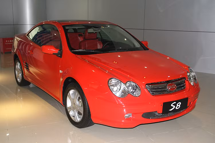 Liệu đây có phải một mẫu Mercedes-Benz CLK-Class mui trần gắn lại nhãn hiệu khác? Không, nó là một chiếc BYD S8. S8 lần đâu tiên ra măt ở dạng concept tại Triển lãm Ô tô Thượng Hải 2006 và rồi đi vào sản xuất thương mại trong năm 2009. Không may (thực ra là may mắn), nó chỉ tồn tại có một năm vì chỉ có 7 chiếc được bán.