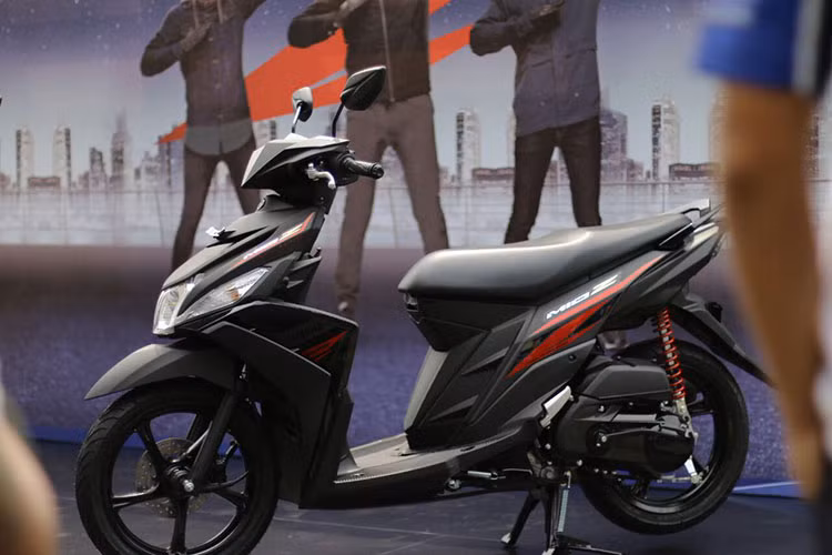 Mio Z dùng vành hợp kim 14 inch với lốp trước 80/80 và lốp sau 100/70, trong khi lốp trước của Mio M3 là 70/90 và lốp sau 80/90. Trang bị an toàn với phanh đĩa đơn trước và phanh trống phía sau. Bình xăng dung tích 4,2 lít và trọng lượng 94 kg.