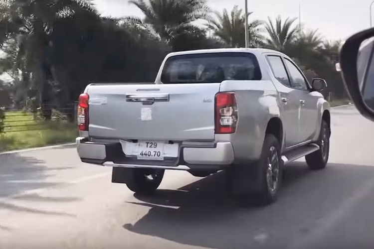 Diện mạo ngoại thất của xe thừa hưởng những nền tảng của hai “người anh em” khác là Xpander và Pajero Sport. Cụ thể, bộ lưới tản nhiệt mang ngôn ngữ “Dynamic Shield”, cụm đèn pha LED tích hợp đèn định vị ban ngày. Phía sau với cụm đèn đuôi sử dụng bóng LED kiểu giọt nước mắt gợi nhớ đến mẫu xe Pajero Sport và cản sau kiểu mới.
