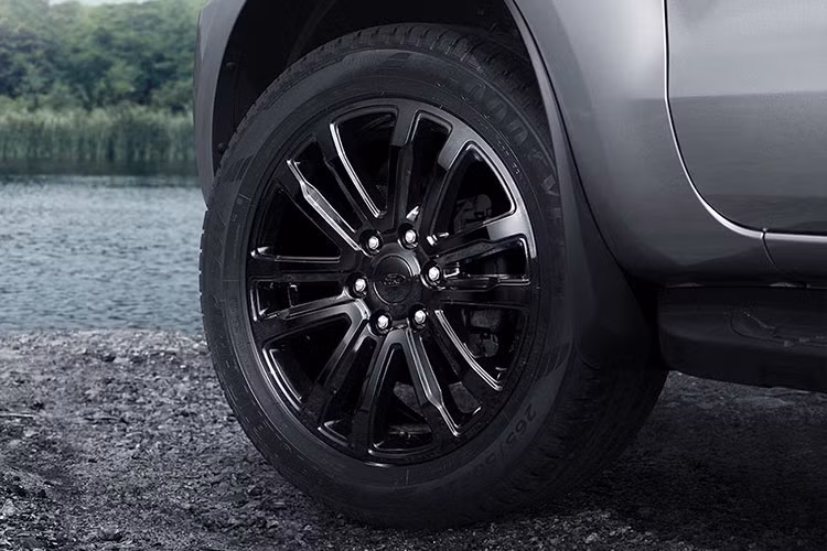 Ford Everest Sport được trang bị động cơ Diesel 2.0L Single Turbocho công suất cực đại đạt tới 180PS và mô-men xoắn 420Nm. Kết hợp với đó là hộp số tự động 10 cấp giúp tăng cường khả năng tiết kiệm nhiên liệu, tăng tốc tốt hơn,giảm thiểu tiếng ồn động cơ, đồng thời đưa đến khả năng chuyển số nhanh và chính xác.