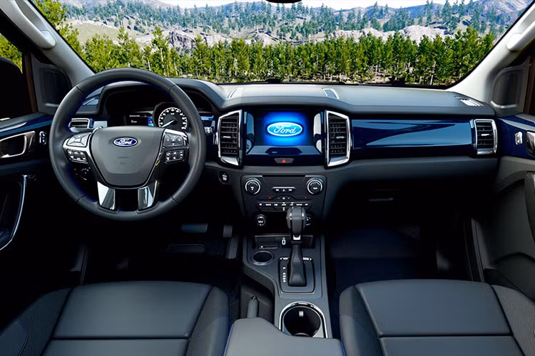 Bên trong khoang nội thất Ford Everest Sport thế hệ mới, ghế và táp-lô bọc da với điểm nhấn là các đường chỉ thêu màu xanh dương, cùng phong cách thiết kế với “siêu bán tải” hiệu năng cao Ford Ranger Raptor.