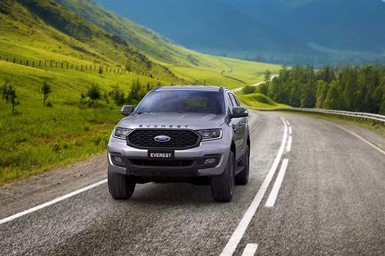 Đúng như tên gọi, phiên bản Ford Everest Sport 2021 mới tại Việt Nam được bổ sung các yếu tố thiết kế nội/ ngoạithất theo phong cách thể thao. Nhìn từ phía trước, dễ dàng nhận diện phiên bản này với mặt ca lăng dạng lưới tổ ongvà dòng chữ Everest trên nắp capo được sơn đen bóng.