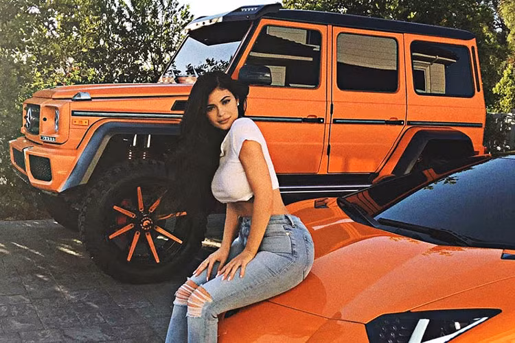 Kylie Jenner (em gái cùng cha khác mẹ của Kim Kardashian) là tỷ phú tự thân trẻ nhất thế giới trong liên tiếp 2 năm, ngay từ khi 16 tuổi ngôi sao truyền hình thực tế Mỹ đã sở hữu bộ sưu tập xe hơi đắt đỏ. Xế hộp đầu tiên của Kylie là chiếc Mercedes-Benz G550 - được tặng bởi mẹ cô. 