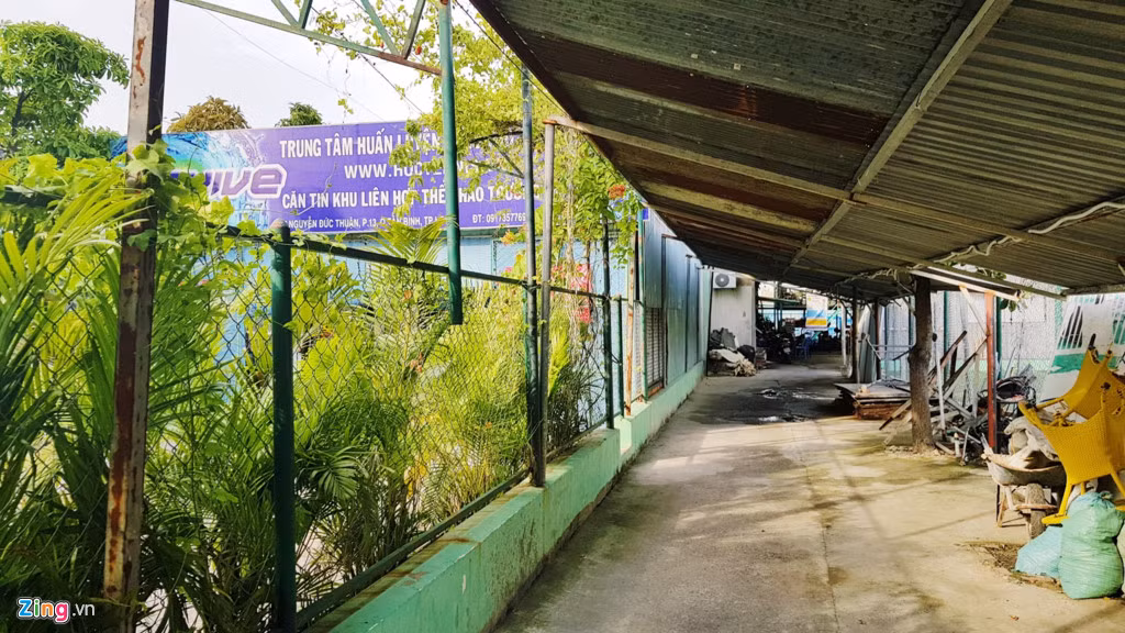 Lối vào sân cầu lông Chiến Công, hồ bơi Không quân, tất cả nằm trong một khu liên hợp.