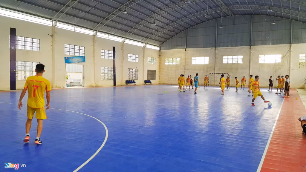 Sân bóng đá trong nhà khách thuê kín các khung giờ cao điểm.