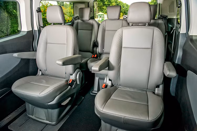 Với mục đích phục vụ cho những hành trình dài và đông người, Ford Tourneo cũng có hàng loạt trang bị tiện nghi: kính sau tối màu, hệ thống điều hòa tự động 2 dàn lạnh, 2 vùng khí hậu, bảng điều chỉnh riêng cho khoang sau với 3 cửa gió, màn hình cảm ứng kết nối không dây Bluetooth/USB, hệ thống âm thanh giải trí 6 loa được bố trí đều quanh và cổng sạc kết nối USB được bố trí đều quanh ca-bin, ổ cắm điện 220V.