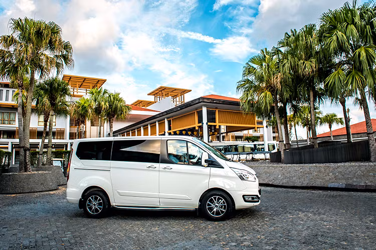 Ford Tourneo hoàn toàn mới tại Việt Nam sở hữu kích thước tổng thể lần lượt Dài x Rộng x Cao là: 4976mm x 2095mm x 1990mm. Chiều dài cơ sở 2933 mm và khoảng sáng gầm xe 149 mm. Xe được trang bị hệ thống treo sau dạng khí nén điện tử tự động điều chỉnh lượng khí thích ứng với tải trọng xe. Hệ thống treo trước độc lập kiểu McPherson kết hợp hệ thống khung phụ và thanh cân bằng ngang, giảm chấn thủy lực, giúp tăng độ ổn định và độ êm cho xe.