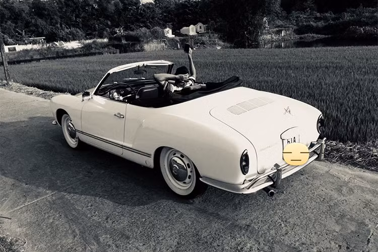 Dựa trên chassis của Beetle nhưng có chiều dài kéo dài thêm 30 cm, Karmann Ghia cũng có cách bố trí động cơ đặt sau, dẫn động cầu sau giống như Beetle. Phiên bản đầu tiên của chiếc xe có động cơ 4 xi-lanh nằm ngang với dung tích xi-lanh 1192 cc, tạo ra công suất tối đa 34 mã lực. Sau đó, nó được nâng cấp dung tích tăng dần từ 1300, 1500 và cuối cùng là 1600cc.