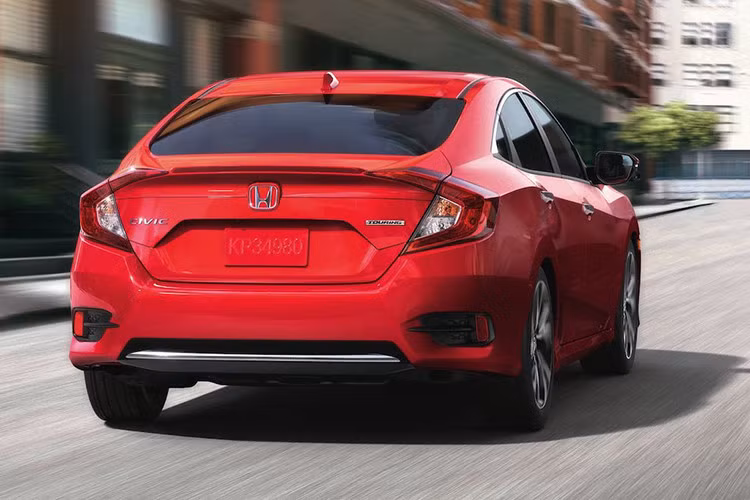 Hiện tại, Honda Việt Nam mới chỉ giới thiệu mẫu xe này, nhưng vẫn chưa công bố giá bán Honda Civic 2019 cho dù một số đại lý xe ôtô của Honda cũng đã bắt đầu cung cấp thông tin và nhận đặt cọc cho các đơn hàng đối với phiên bản nâng cấp cho năm 2019 này. 