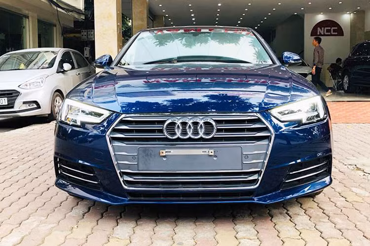 Với tầm tiền 1,45 tỷ đồng, khách hàng Việt có thể lựa chọn 1 chiếc Mercedes-Benz C200 mới cứng có giá 1,49 tỷ đồng hay BMW 320i tiêu chuẩn mới 100% có giá 1,319 tỷ đồng. Phiên bản tiêu chuẩn của Audi A4 2016 được bán chính hãng tại Việt Nam với giá từ 1,65 tỷ đồng (chưa gồm thuế và phí ra biển).
