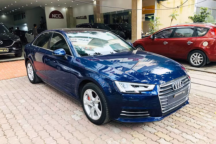 Mẫu xe sang Audi A4 thế hệ hiện hành được Audi Việt Nam giới thiệu ra thị trường lần đầu vào năm 2015. Trên thị trường, chiếc sedan hạng sang này sẽ cạnh tranh với BMW 3-Series hay Mercedes-Benz C-Class.