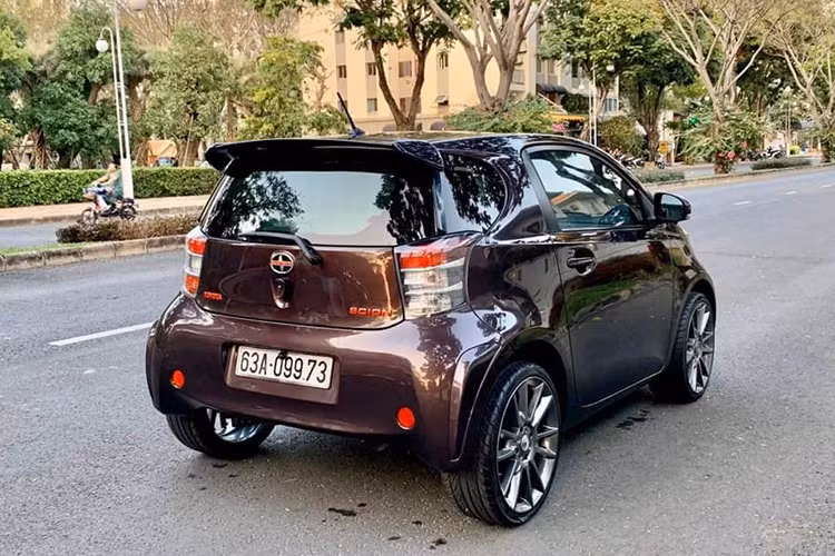 Những chiếc Toyota IQ tại Việt Nam chủ yếu là xe nhập khẩu, vì nó không được phân phối chính hãng do nhiều yếu tố. Chính vì vậy khi mới xuất hiện nó sở hữu mức giá bán khá cao, thậm chí là cả những mẫu xe đã qua sử dụng một thời gian dài.