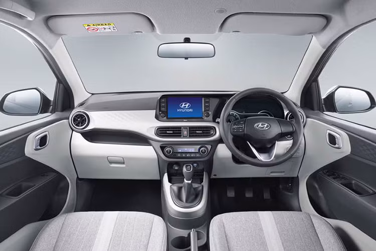 Bên trong xe, Grand i10 Nios được trang bị bảng điều khiển hoàn toàn mới với vẻ ngoài hiện đại hơn, hệ thống thông tin giải trí màn hình cảm ứng 8.0, nội thất gọn gàng và thoáng mát. Một số thay đổi khác như vô lăng mới, lỗ thông hơi AC và thậm chí cả hệ thống thông tin giải trí, có khả năng đi kèm với bộ kết nối BlueLink của Hyundai. Phía sau vô-lăng là cụm công cụ bán kỹ thuật số mới.