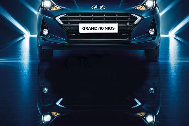 Được biết, mẫu xe mới sẽ có tới 10 biến thể bao gồm bản động cơ xăng và diesel cho khách hàng dễ dàng lựa chọn. Sẽ có 2 loại động cơ là động cơ xăng và diesel 1.2L tuân thủ BS6 kết hợp với hộp số tay 5 cấp hoặc hộp số AMT. Cũng giống như một số mẫu xe khác được bán tại thị trường Ấn Độ, Hyundai sẽ không cung cấp AMT trên các bản trang bị hàng đầu.