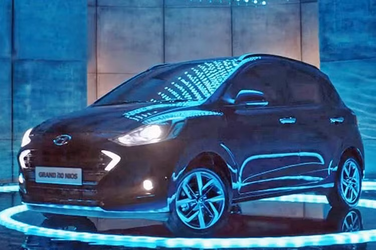 Mới đây, hãng xe hơi Hàn Quốc đã tung ra hình ảnh phác họa chính thức của mẫu hatchback hạng A Hyundai Grand i10 2019 mới dành cho thị trường châu Âu. Chẳng bao lâu sau đó, hãng Hyundai tiếp tục thu hút sự chú ý khi công bố những hình ảnh chính thức đầu tiên của Grand i10 thế hệ mới dành cho thị trường Đông Nam Á và Ấn Độ.