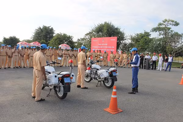Hoat dong lai xe an toan cua Honda Viet Nam nam 2015-Hinh-2