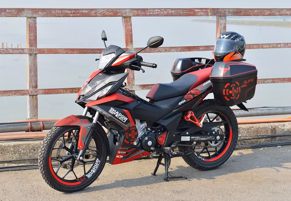 Ngoài chiếc xe độ theo phong cách Touring của dân chơi Sài Gòn. Trong bức ảnh này là một chiếc độ cùng ý tưởng của một "phượt thủ" tại Hà Nội. Tuy nhiên chiếc xe này chỉ thêm một số chi tiết nhỏ và cặp thùng phía sau, còn lại các chi tiết trên xe cùng kiểu dáng vẫn được giữ nguyên bản.