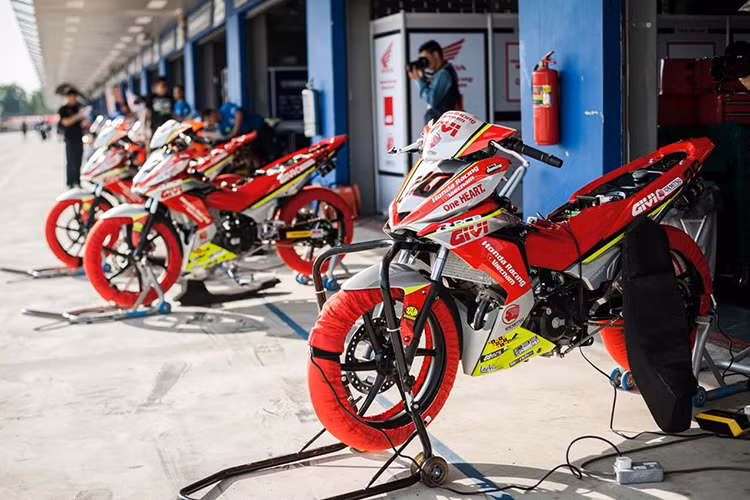 Giải đua Motor Châu Á (ARRC) là một trong những giải đua xe uy tín nhất thế giới hiện nay, chỉ xếp sau MotoGP, quy tụ những tay đua tài năng và chuyên nghiệp tham gia thi đấu ở tất cả các hạng mục từ Underbone 150cc cho đến Supersports 600cc,… Trong mùa giải 2017, Honda Việt Nam sẽ tiếp tục có sự góp mặt của hai tay đua xe máy Việt trong màu áo đội đua Yuzy Honda Việt Nam Racing Team.
