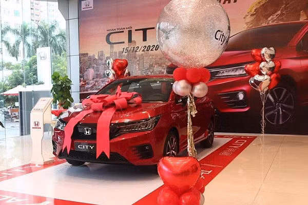 Honda City bat ngo vuot mat 