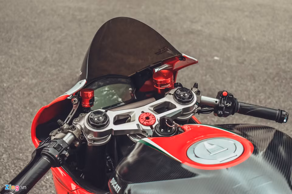 Bản độ Ducati 899 Panigale dùng cùm công tắc GP, tay côn và tay phanh CRG Carbon, xi-nhan gắn ở đầu tay lái. Bình dầu Ducati màu đỏ nhập từ nước ngoài về.