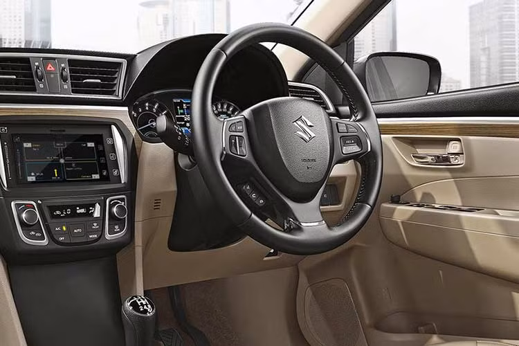 Về nội thất, Ciaz phiên bản facelift 2018 cũng ít nhiều có sự tương đồng với đời trước, với nội thất màu be, nhưng đã có thêm một số chi tiết giả gỗ, vô-lăng và bọc ghế mới, tích hợp sẵn kết nối Apple CarPlay và Android Auto, cùng với đó là hệ thống “Suzuki Connect’ mới ra mắt gần đây. Các thay đổi khác có thể kể đến như cụm đồng hồ có màu sắc mới và trang bị thêm tính năng kiểm soát hành trình.