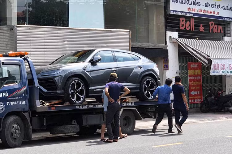 Theo thông tin không chính thức từ phía nhân viên bán hàng của hãng xe này tiết lộ, mức giá lăn bánh của chiếc siêu SUV Lamborghini Urus thứ 2 Việt Nam đã được tiết lộ là gần 30 tỷ đồng. Mức giá náy gấp 6 lần con số 172.000 Euro (tương đương 4,6 tỷ đồng) cho một chiêc Lamborghini Urus khi được bán ở thị trường châu Âu.