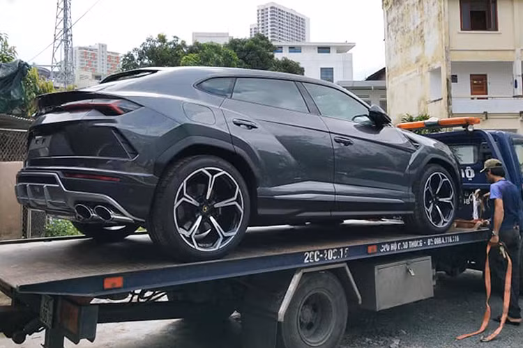 Cụm điều khiển của xe bao gồm nút khởi động và chế độ lựa chọn lái Anima của xe với 6 tính năng lái như Strada (đường phố), Sport (thể thao) và Corsa (đường đua) khá quen thuộc trên các siêu xe của hãng. Ngoài ra, 3 chế độ mới tinh là Sabbia (đường cát), Terra (việt dã) và Neve (tuyết)...