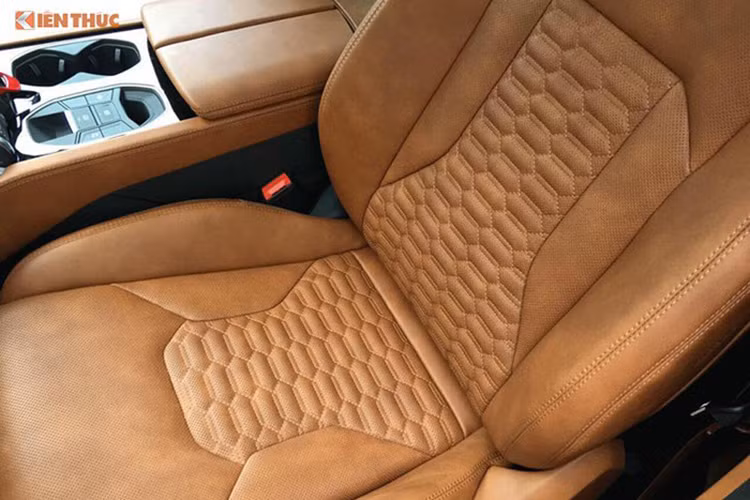 Hàng ghế phía sau của chiếc Lamborghini Urus tại Việt Nam mang màu ghi xám là 3 chỗ ngồi. Ngoài ra, hãng siêu xe Lamborghini còn mang đến tuỳ chọn hàng ghế sau với 2 ghế độc lập và trang bị thêm một số "đồ chơi" khác tuỳ theo nhu cầu và chọn lựa của khách hàng.