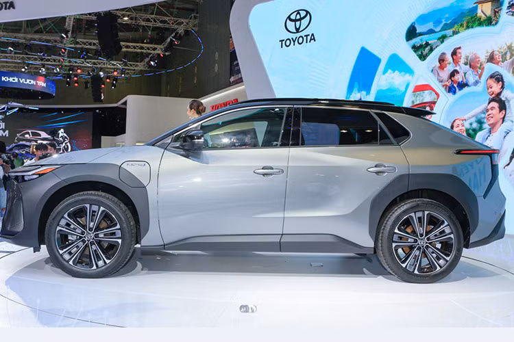 Khi bZ4X ra mắt, Toyota giải thích rằng "bZ" là viết tắt của "beyond Zero", có nghĩa là vượt qua mức khí thải bằng 0, nhấn mạnh cam kết của hãng với việc sản xuất xe điện thân thiện với môi trường. Số 4 trong tên gọi dùng để chỉ kích thước của chiếc xe, còn chữ "X" là hậu tố cho thấy đây là một mẫu crossover.
