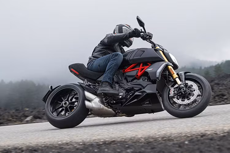 Nâng cấp khối động cơ đã khiến cho chiếc Diavel 1260 dường như trở thành một chiếc naked-bike thực thụ với công suất mạnh mẽ hơn và khả năng tăng tốc ấn tượng. Để phù hợp hơn với xe cũng như thân thiện với người lái, Ducati cũng đã tiến hành hiệu chỉnh sức mạnh của xe ở mỗi cấp số.