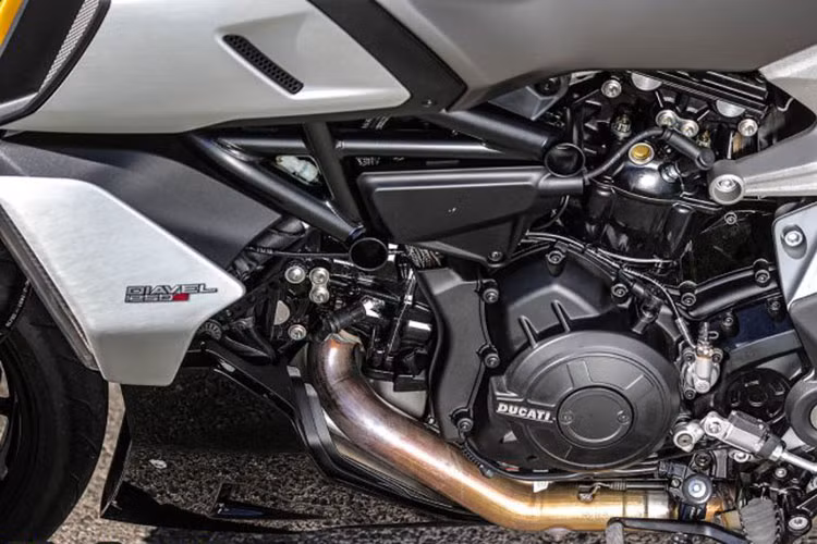 Khác với Ducati Diavel cũ, Diavel 1260 và 1260S được nâng cấp động cơ mạnh mẽ hơn. Trong khi Diavel sử dụng động cơ DVT L-Twin 1.194 cc thì Diavel 1260S trang bị động cơ Testastretta DVT dung tích 1.262cc tương tự như người anh em XDiavel. Nhờ có trang bị này mà xe sở hữu công suất 159 mã lực tại tua máy 9.500 vòng/phút và mômen xoắn cực đại 129 Nm tại tua máy 7.500 vòng/phút.