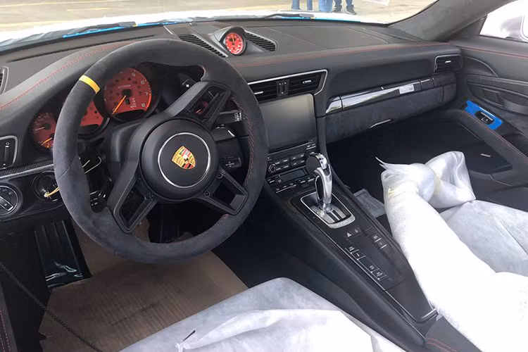 Bên trong phiên bản 911 GT2 RS thiết kế chủ đạo với da Alcantara màu đỏ, da đen và các chi tiết trong khoang nội thất đều được làm bằng sợi cacbon trang bị tiêu chuẩn. Tay lái GT2 RS thể thao với lẫy chuyển số cho phép sang số thể thao và nhanh chóng. Người lái và hành khách đều trải nghiệm được tính lái năng động của mẫu xe thể thao hiệu suất cao này với hệ thống ghế ngồi thể thao bằng carbon.