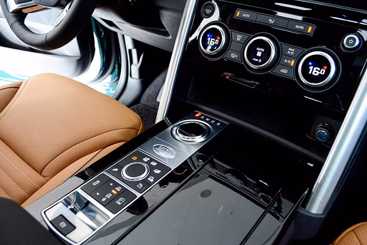 Ngoài ra công nghệ Intelligent Seat Fold đầu tiên trên thế giới, cho phép khách hàng đặt lại cấu hình các ghế ngồi của hàng ghế thứ hai và thứ ba một cách đơn giản bằng việc sử dụng các nút điều khiển ở phía sau xe, qua màn hình cảm ứng trung tâm và thậm chí điều kiển từ xa thông qua ứng dụng điện thoại thông minh InControl Touch Pro Services.