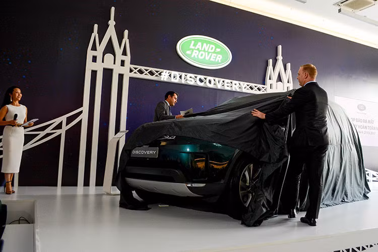 Land Rover Việt Nam vừa chính thức trình làng mẫu SUV địa hình 7 chỗ Discovery 2017. Mẫu xe Land Rover Discovery 2017 được phát triển từ phiên bản Discovery Vision Concept từng ra mắt vào hồi tháng 10 năm 2014 tại triển lãm xe hơi New York. Bước sang thế thệ thứ 5, Discovery hoàn toàn mới có sự cải tiến rõ rệt ở phần ngoại thất. 