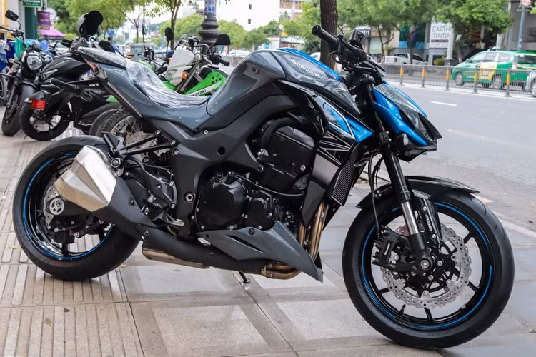 Phiên bản tiêu chuẩn của mẫu xe Kawasaki Z1000 đời 2018 mới xuất hiện tại thị trường Việt Nam được bán ra với giá 399 triệu đồng, trong khi phiên bản đặc biệt được báo giá cao hơn. Về cơ bản, thông số kỹ thuật của hai phiên bản không có quá nhiều thay đổi, điểm khác biệt duy nhất chính là hệ thống phanh và phuộc sau cũng như dàn áo sợi carbon. 