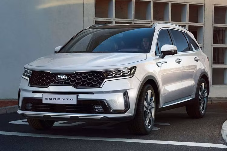 Cuối năm nay Kia sẽ giới thiệu thêm phiên bản tăng áp 2.5L mạnh 277 mã lực và hộp số ly hợp kép 8 cấp cho thị trường Hàn Quốc. Giá xe Kia Sorento 2021 tương đương từ 513 – 713 triệu đồng cho hai phiên bản Noble và Signature. Kia Sorento 2021 dự kiến cũng sẽ có mặt tại Việt Nam trong đợt nâng cấp sản phẩm sắp tới của Thaco.
