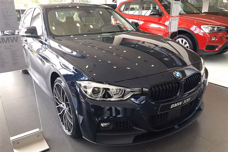 Hiện tại, nhà phân phối Thaco BMW chưa công bố chi tiết thông tin chi tiết và giá bán cho chiếc 320i đặc biệt này, được biết xe có giá khoảng 1,8 tỷ đồng tại Việt Nam với nhiều trang bị đi kèm. Trước đó, Thaco BMW đã công bố giá bán cho phiên bản BMW 320i từ 1,319 tỷ đồng.