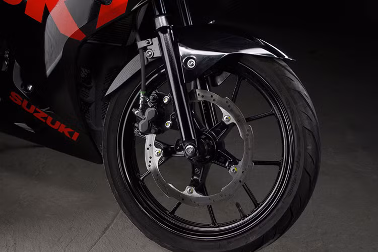 GSX-R150 được trang bị phuộc dạng ống lồng phía trước, cùng với mâm đúc có thiết kế dạng 5 cánh chữ Y đẹp mắt và lốp trước 90/80/17. Xe sử dụng phanh đĩa trước với heo 2 piston, nhưng không có hệ thống chống bó cứng phanh ABS như phiên bản GSX-R125 dành cho thị trường châu Âu. 