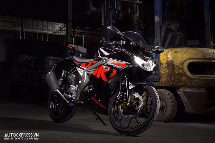 Từng được Suzuki trưng bày trước tại triển lãm xe máy Việt Nam 2017, mẫu xe môtô Suzuki GSX-R150 chính hãng sẽ được lắp ráp trong nước theo dạng CKD, với phụ tùng nhập 100% từ Indonesia. Xe sẽ được bán với 2 màu là đen và xanh dương. Như vậy Suzuki tại Việt Nam sẽ không bán ra phiên bản màu đỏ hoặc trắng như một số thị trường khác.
