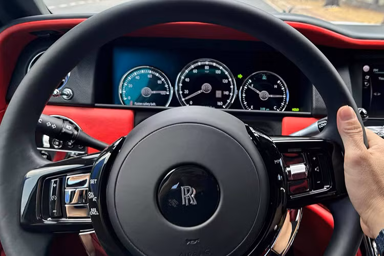 Có một điểm mà hãng xe Rolls-Royce không bao giờ chạy theo số đông khi tạo ra dòng xe SUV chính là tốc độ. Rolls-Royce Cullinan có tốc độ tối đa được giới hạn 250 km/h. Hộp số của xe tích hợp bộ trợ giúp định vị vệ tinh SAT nên việc sang số rất nhẹ nhàng.