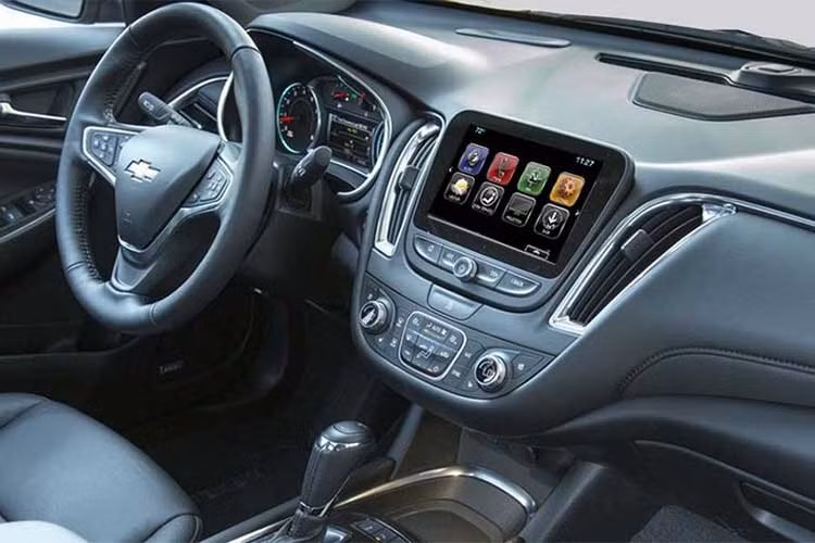Những tính năng nổi bật khác trên Malibu mới bao gồm hệ thống giải trí đa phương tiện Chevrolet MyLink mới tương thích với Apple CarPlay và Android Auto, và tính năng Teen Driver hoàn toàn mới, giúp các bậc phụ huynh có thể theo dõi thông tin về quá trình lái xe của con mình, bao gồm tốc độ tối đa, các cảnh báo và những chỉ số khác.