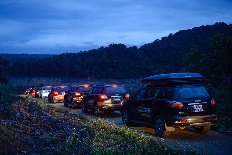 Đáng chú ý, dù là một chiếc SUV có trọng tâm xe cao và di chuyển ở tốc độ trên 100km/h, đi qua các gờ mấp mô, xe không có cảm giác xóc nảy hay bồng bềnh nhờ khung gầm chắc chắn, hệ thống treo mới được tinh chỉnh, bộ giảm xóc mới, các khớp nối mới, và thanh cân bằng lớn hơn để giảm rung lắc tạo ra bởi những tác động mạnh và bất ngờ.